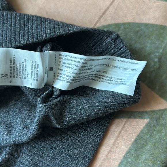 Hollister Dark Gray V-Neck Sweater - Picture 6 of 7